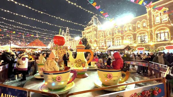 Новогодняя Москва собирает жителей и гостей города на праздничные гуляния  - Sputnik Узбекистан