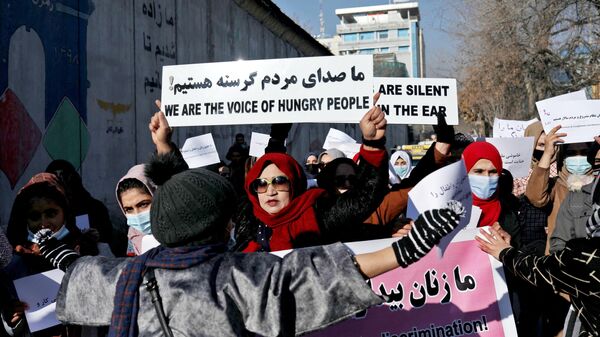 Афганские женщины на демонстрации против ограничения прав женщин талибами* в Кабуле - Sputnik Узбекистан