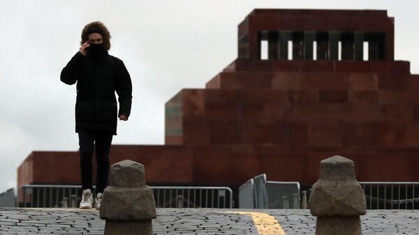 Посетитель Красной площади у Мавзолея В. И. Ленина в Москве - Sputnik Узбекистан