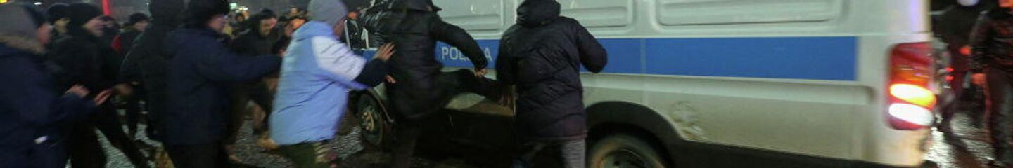 Митингующие в Алматы нападают на полицейский автомобиль - Sputnik Узбекистан