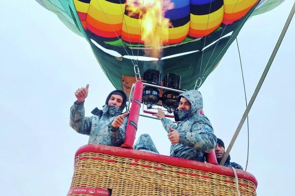 Что случилось в грузии на воздушном шаре. Полет на воздушном шаре в Дагестане. Полет на воздушном шаре в Армении. Полет на воздушном шаре Ереван. Бишкек новый год полёт на воздушном шаре.