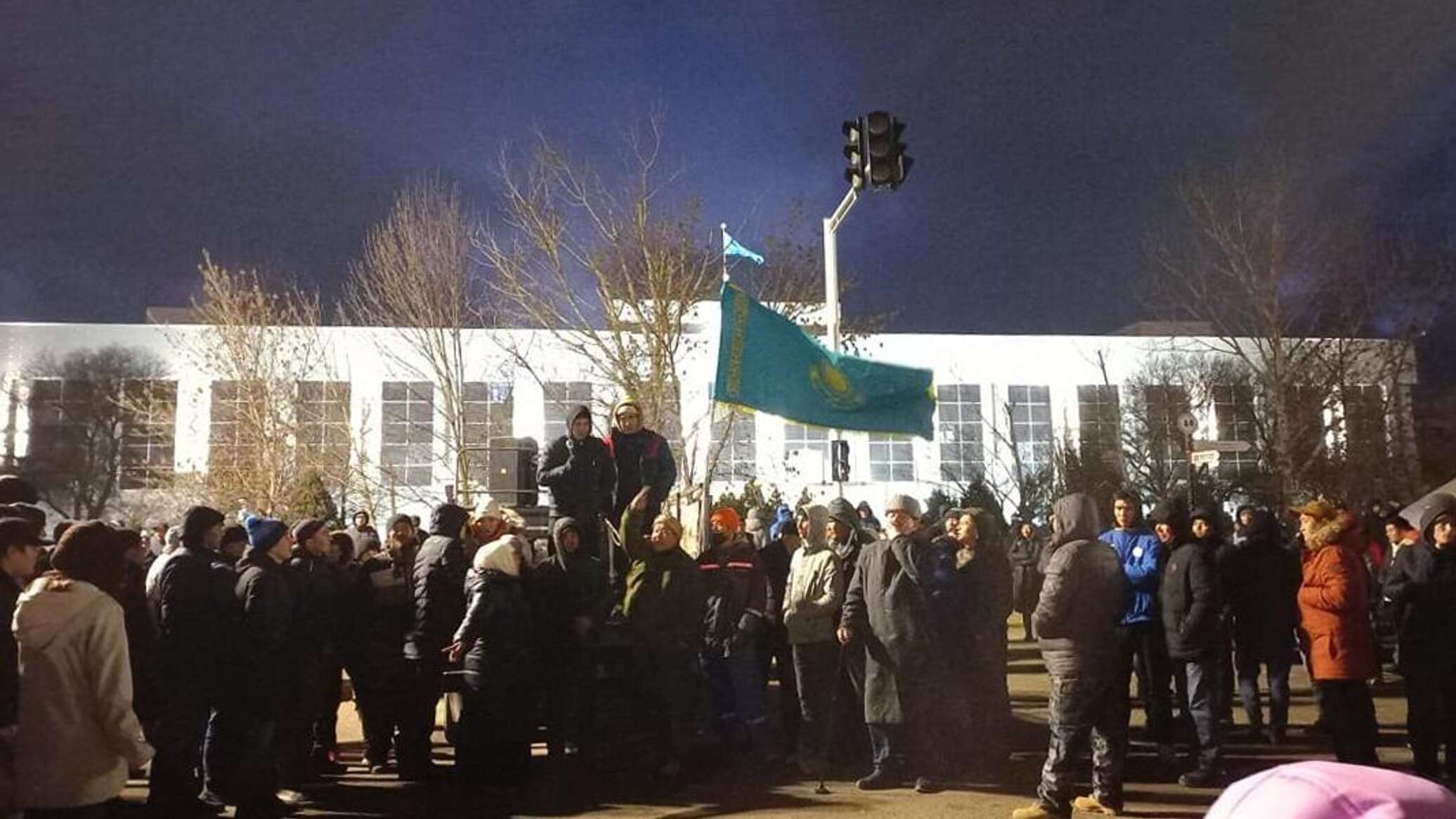 Действия казахстана. Беспорядки в Алма Ате. Пикет в Алма Ате. Митинг в Алма Ате вчера. Резиденция президента Казахстана (Алма-Ата).