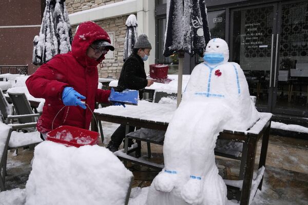 Работники ресторана в Китае слепили снеговика в виде врача в защитном костюме и в маске. - Sputnik Узбекистан
