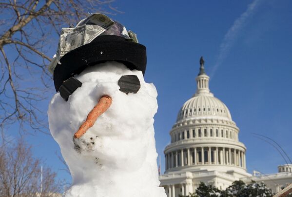 Снеговик перед зданием Капитолия в Вашингтоне, США. - Sputnik Узбекистан