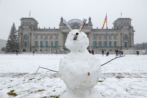 Снеговик с рогами на фоне Рейхстага, Берлин, Германия. - Sputnik Узбекистан