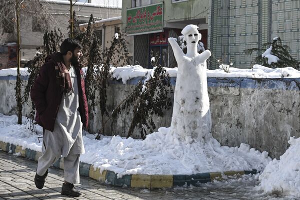 Снеговик в Кабуле, Афганистан. - Sputnik Узбекистан