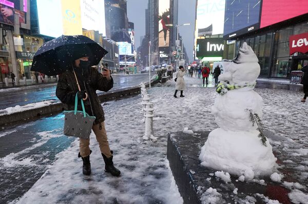 Снеговик на Таймс-сквер в Нью-Йорке после сильного снегопада. - Sputnik Узбекистан