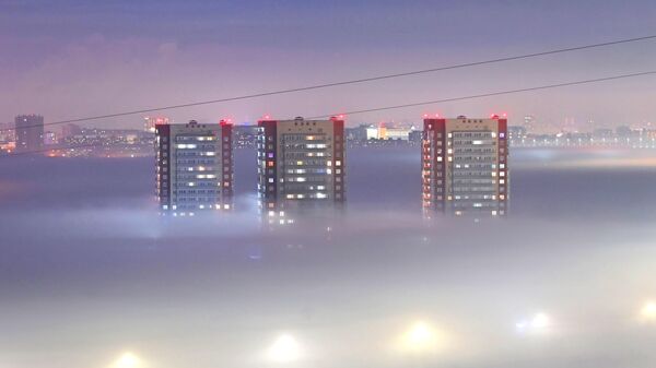 Многоэтажные дома, окутанные туманом, иллюстративное фото - Sputnik Узбекистан