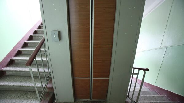 Rabota lifta v odnom iz moskovskix domov. - Sputnik O‘zbekiston