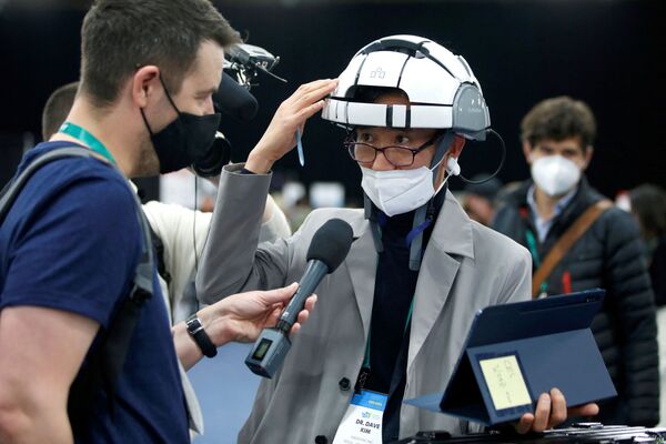 Доктор Дейв Ким рассказывает об &quot;умном&quot; шлеме iSyncWave, который предназначен для мониторинга здоровья мозга и LED-терапии. - Sputnik Узбекистан