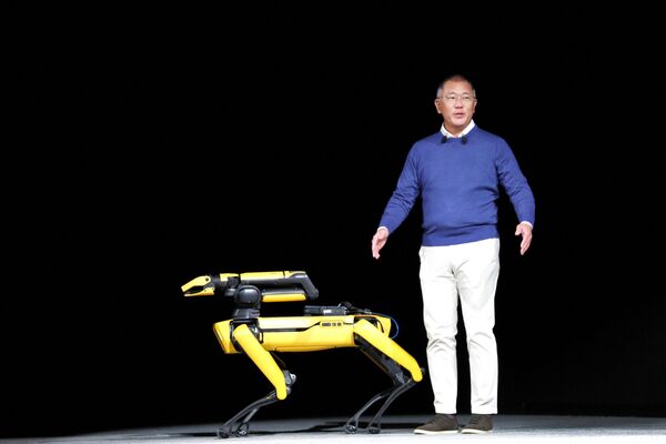 Глава  Hyundai Motor Group Исон Чонг на сцене с роботом-собакой Spot от  Boston Dynamics. - Sputnik Узбекистан
