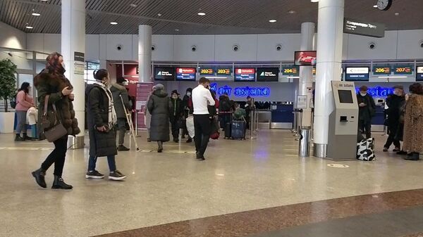 Passajiri v Mejdunarodnom aeroportu v Nur-Sultane - Sputnik O‘zbekiston