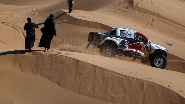 Predstavlyayushie Toyota Gazoo Racing uchastniki Nasser Al-Attiya i Matthieu Baumel na ralli Dakar-2022 v Saudovskoy Aravii - Sputnik O‘zbekiston