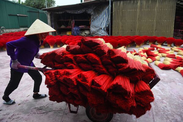 Ароматические палочки, изготовленные в деревне Куанг Фу Кау, особенно ценятся во Вьетнаме. - Sputnik Узбекистан
