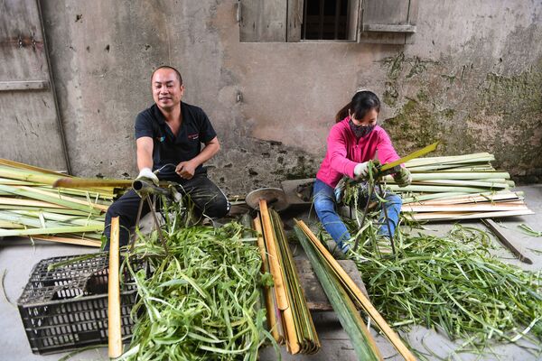 На производстве палочек с благовониями специализируется деревня Куанг Фу Кау на окраине Ханоя. Жители деревни расщепляют бамбуковые стебли на тонкие полоски для изготовления благовоний.  - Sputnik Узбекистан