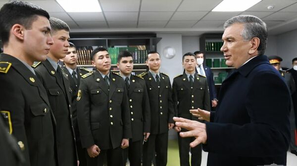 Президент Шавкат Мирзиёев посетил военно-академический лицей “Темурбеклар мактаби” СГБ - Sputnik Ўзбекистон