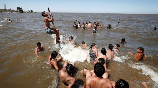 На реке Рио-де-ла-Плата во время жары в Буэнос-Айресе - Sputnik Ўзбекистон