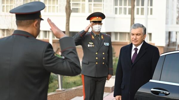 Президент Узбекистана Шавкат Мирзиёев во время посещения Национального центра управления обороной - Sputnik Узбекистан