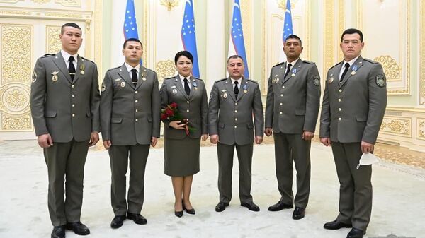 Шавкат Мирзиёев наградил военных - Sputnik Узбекистан