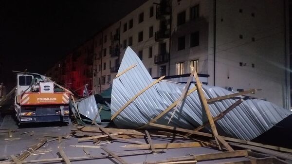 Сильный ветер снес крышу многоэтажного дома - Sputnik Узбекистан