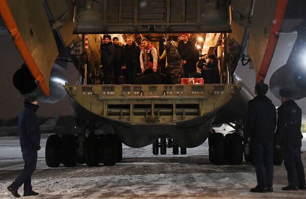 Il-76M harbiy samolyotida Qozog‘istondan fuqarolar evakuatsiya qilindi. - Sputnik O‘zbekiston