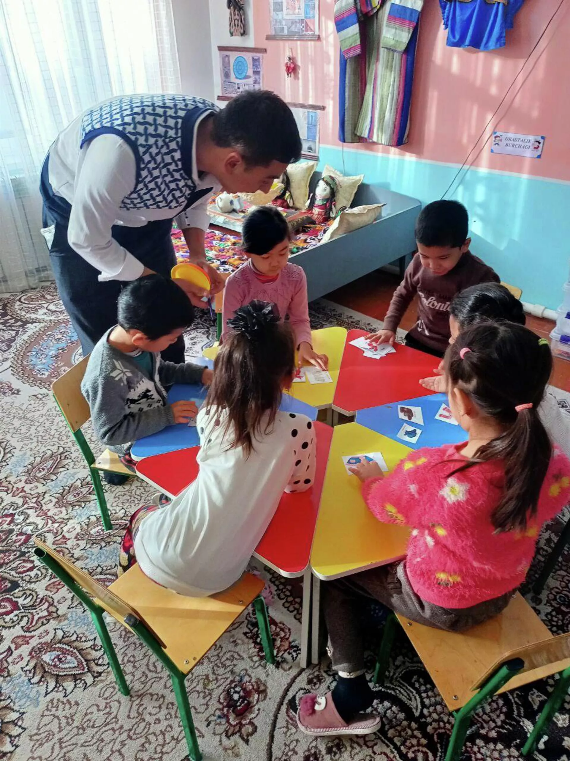 Аббос Исаков обучает дошкольников русскому языку - Sputnik Узбекистан, 1920, 17.01.2022