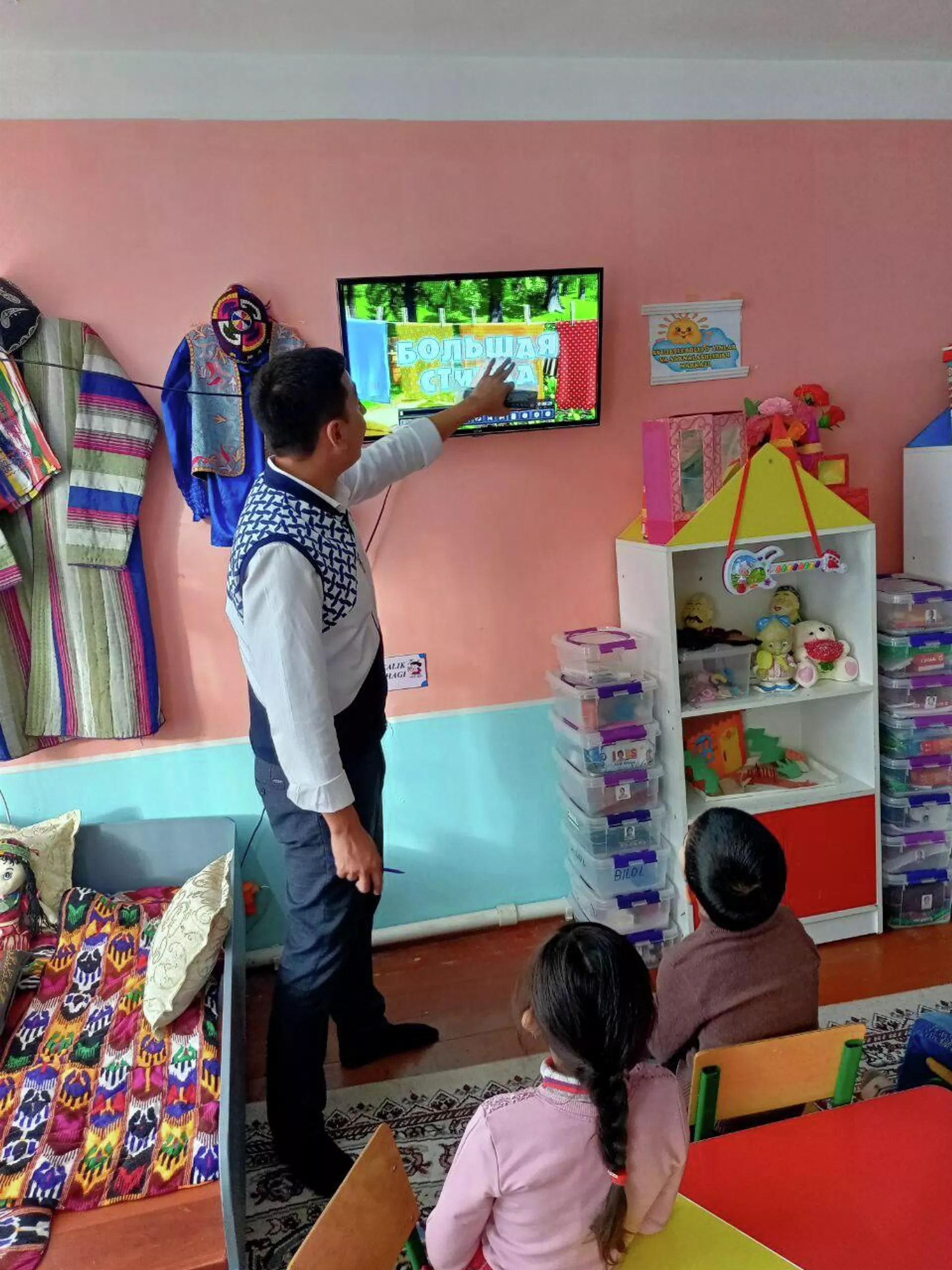 Аббос Исаков обучает дошкольников русскому языку - Sputnik Узбекистан, 1920, 17.01.2022