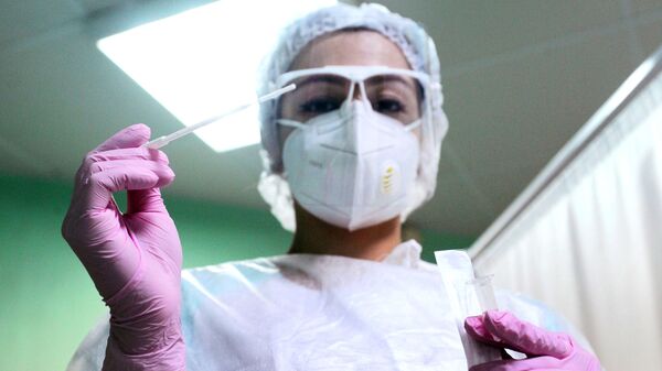 Медицинская сестра с универсальным зондом для взятия ПЦР-теста на коронавирус COVID-19 - Sputnik Узбекистан