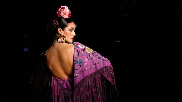 Первый с начала пандемии коронавируса модный показ Мы любим фламенко в Севилье, Испания - Sputnik Узбекистан