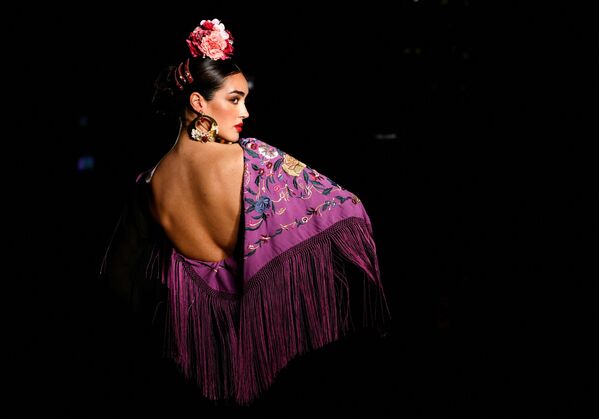 Образ от модельера Аны Феррейро. Традиционная испанская шаль с кистями встречалась во многих моделях. - Sputnik Узбекистан