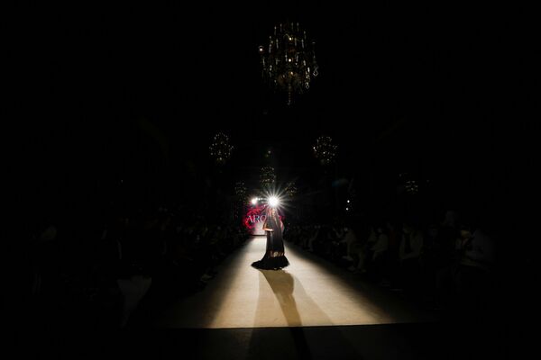 Образ от Arcos. Большинство модельеров создавали образы на основе традиционного платья для фламенко с оборками. - Sputnik Узбекистан