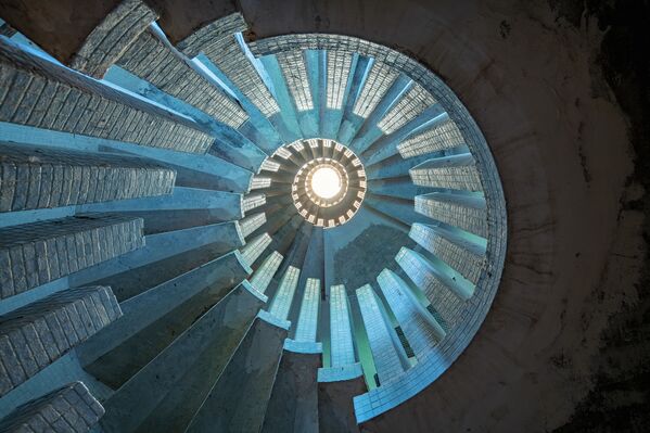 Необычная лестница из бетонной плитки в заброшенной усадьбе. - Sputnik Узбекистан