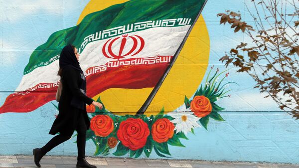 Девушка на фоне граффити в Тегеране  - Sputnik Узбекистан