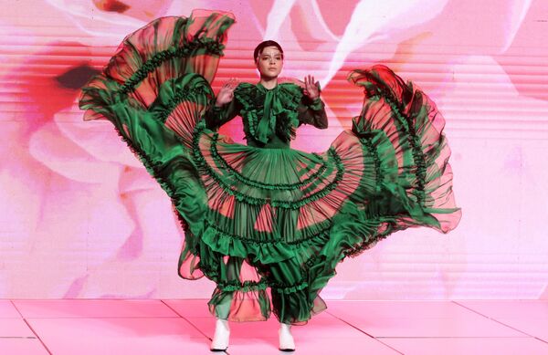 Model Meksikalik dizayner Karlos Pinedaning libosini namoyish qilmoqda. - Sputnik O‘zbekiston