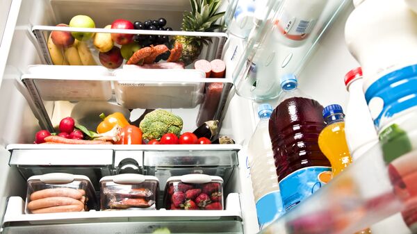 Открытый холодильник с продуктами - Sputnik Ўзбекистон