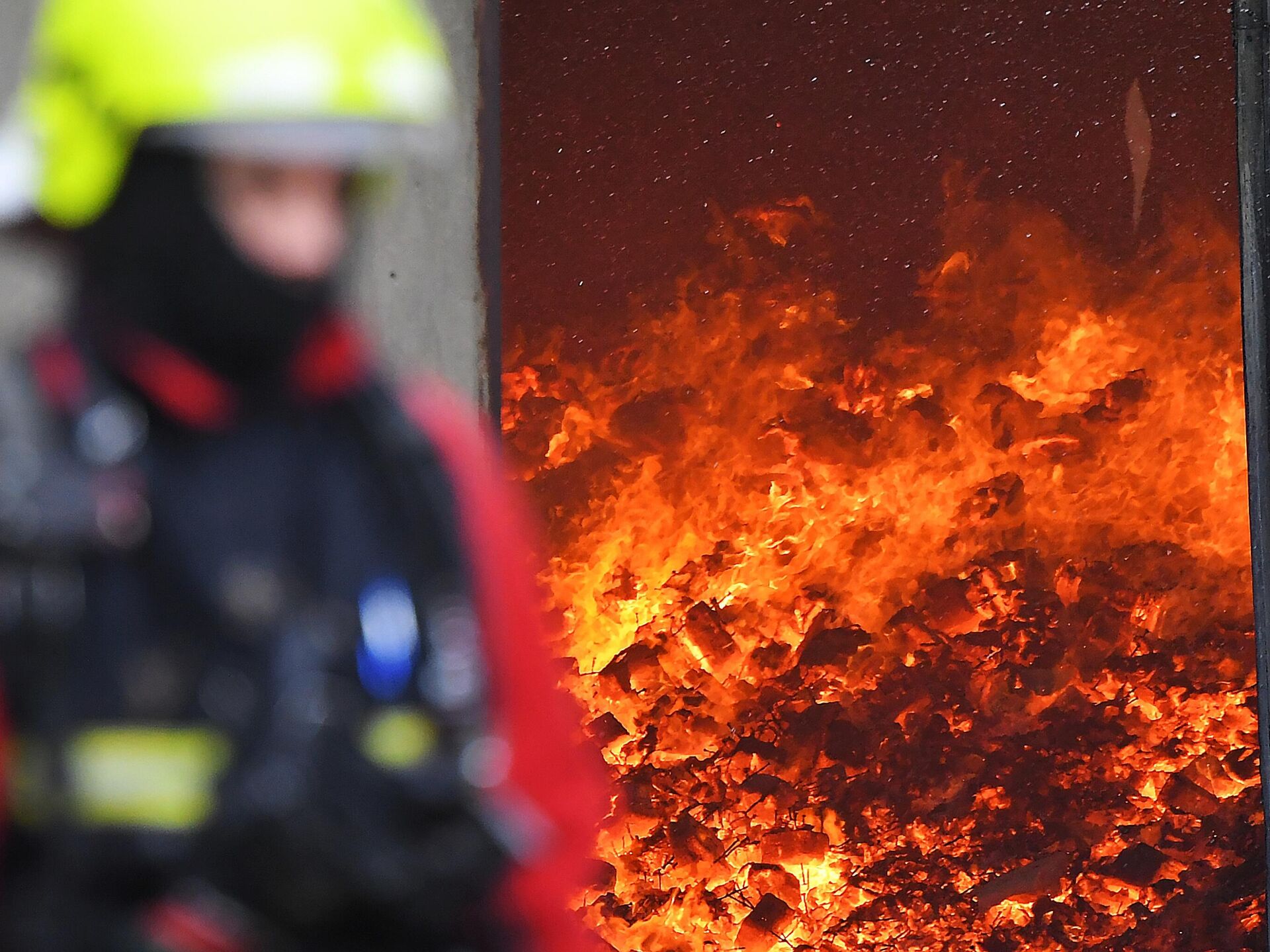 Пожары начали тушить. Пожар на пороховом заводе в Перми 1 мая 2022. Пожар. Пожар в Москве. Пожар фото.