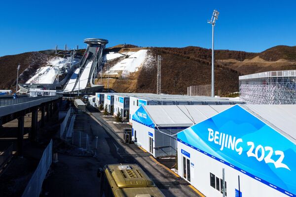Так выглядит Национальный биатлонный центр в олимпийском кластере Чжанцзякоу (провинция Хэбэй). - Sputnik Узбекистан