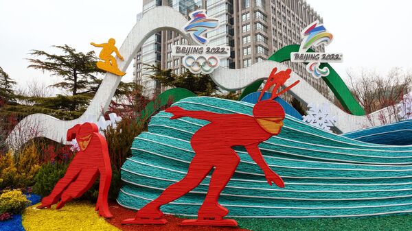 Уличная инсталляция, посвященная предстоящим Зимним Олимпийским играм – 2022, в Пекине - Sputnik Узбекистан
