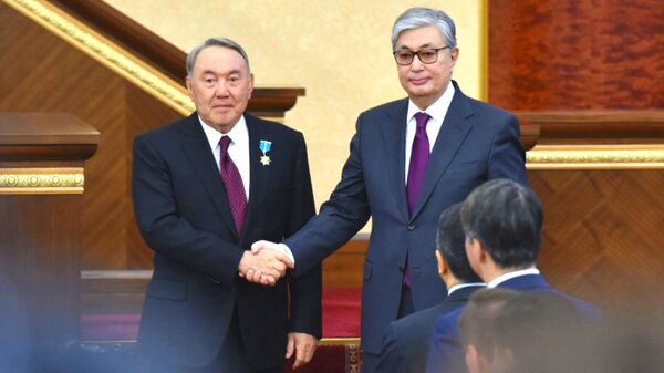 Президент Казахстана Касым-Жомарт Токаев (справа) и экс-президент Нурсултан Назарбаев  - Sputnik Узбекистан