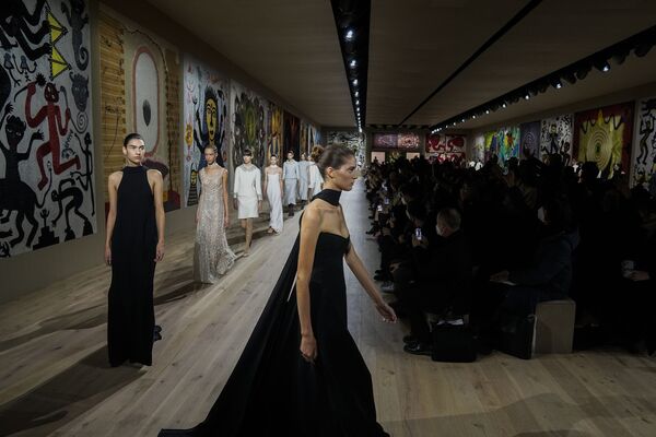 Модная коллекция Dior Haute Couture сезона весна-лето 2022 на Неделе моды в Париже, 24 января 2022 года.  - Sputnik Узбекистан