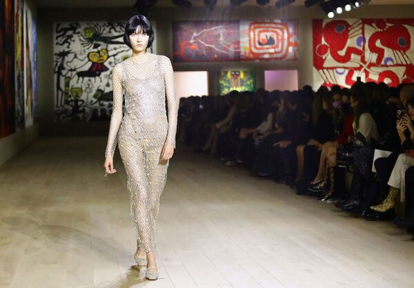 Модель демонстрирует образ от кутюрье Марии Грации Кьюри — часть  коллекции Dior Haute Couture на Неделе моды в Париже, 24 января 2022 года. - Sputnik Узбекистан