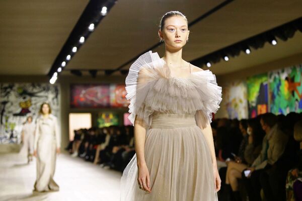 Модель демонстрирует образ от кутюрье Марии Грации Кьюри - часть  коллекции Dior Haute Couture на Неделе моды в Париже, 24 января 2022 года. - Sputnik Узбекистан