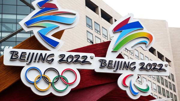 Олимпийская символика, посвященная предстоящим Зимним Олимпийским играм – 2022, на улице в Пекине - Sputnik Узбекистан