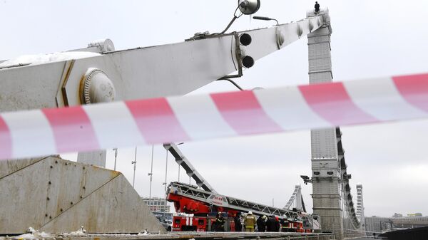 Мужчина залез на конструкцию Крымского моста в Москве - Sputnik Ўзбекистон