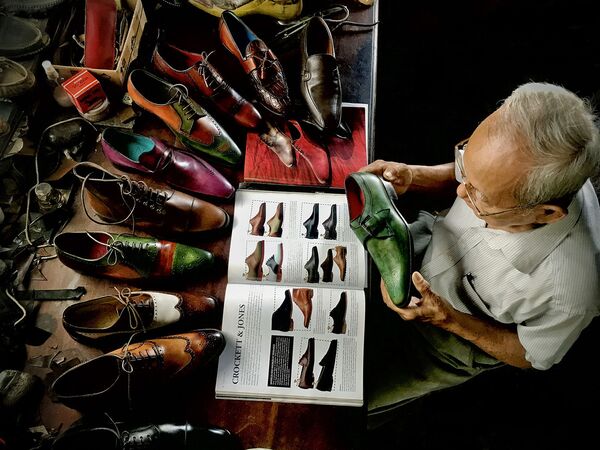 Известный вьетнамский изготовитель обуви, 90-летний Тринх Нгок по сей день изготавливает обувь для королевской семьи Камбоджи и многих знаменитостей. Фотограф Вьет Ван Тран, Вьетнам. - Sputnik Узбекистан