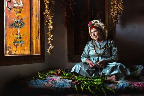 Жительница деревни Чомакдаг в Турции в традиционной местной одежде. Фотограф: Дилек Юар, Турция. - Sputnik Узбекистан
