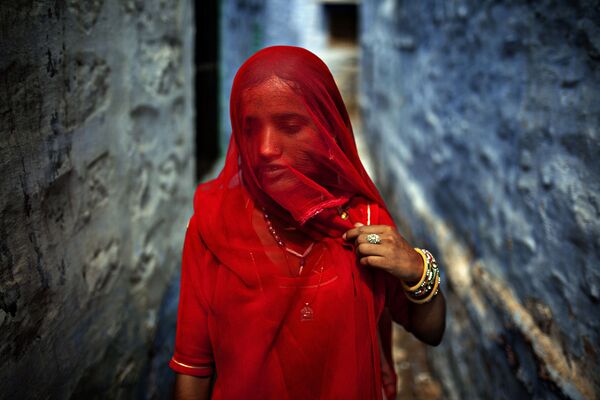 Юная мусульманка с полностью закрытым лицом. Фотограф: Алессандро Бергамини, Италия.  - Sputnik Узбекистан