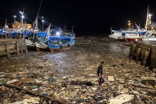 Горы мусора, выброшенные морем на берег в Бразилии. Фотограф: Джонни Хаглунд. Норвегия.  - Sputnik Узбекистан