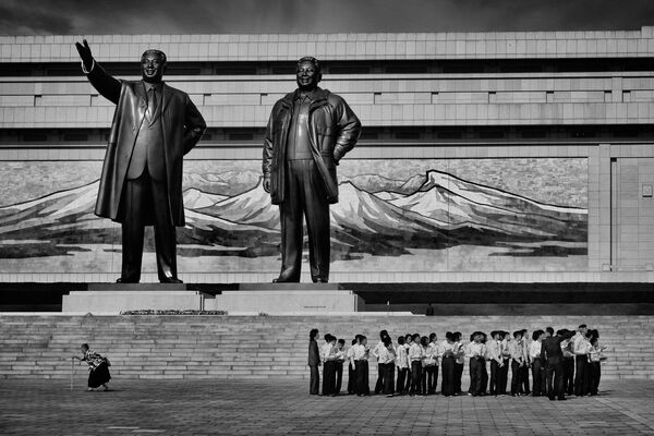Пхёнчан, Южная КОрея, 22-метровые статуи Ким Ир Сена и Ким Чен Ира. - Sputnik Узбекистан