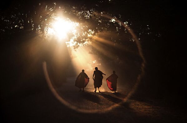 Монахи близ монастыря Баган, Мьянма. Фотограф: Алессандро Бергамини, Италия. - Sputnik Узбекистан